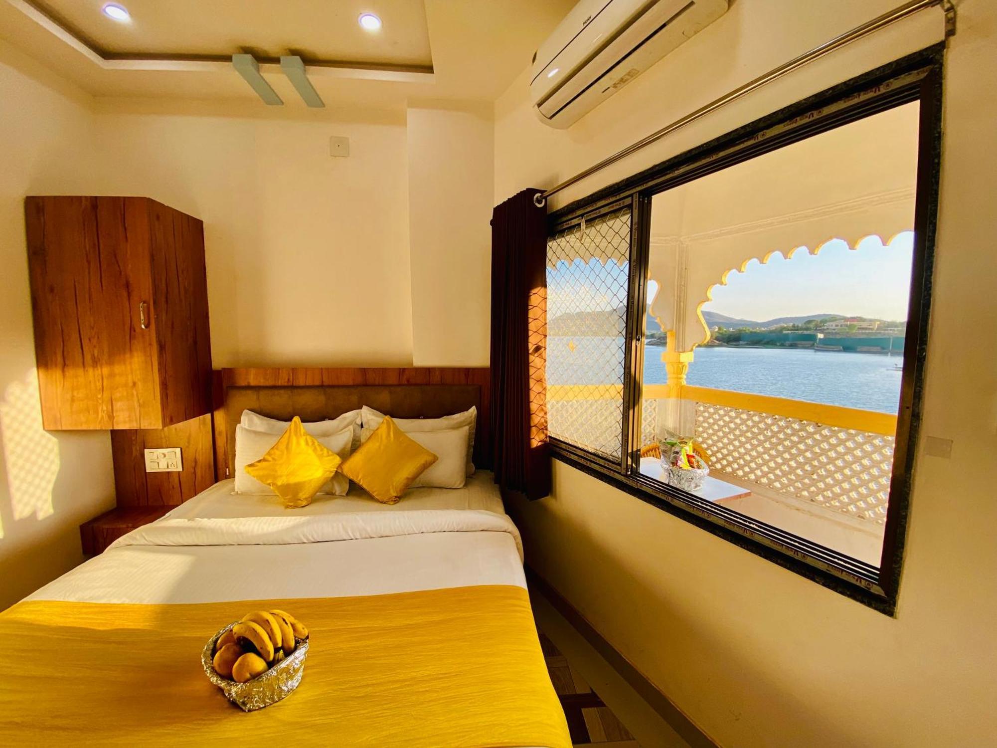 Hotel Vallabh A Lake Facing Balcony Udaipur Exterior foto
