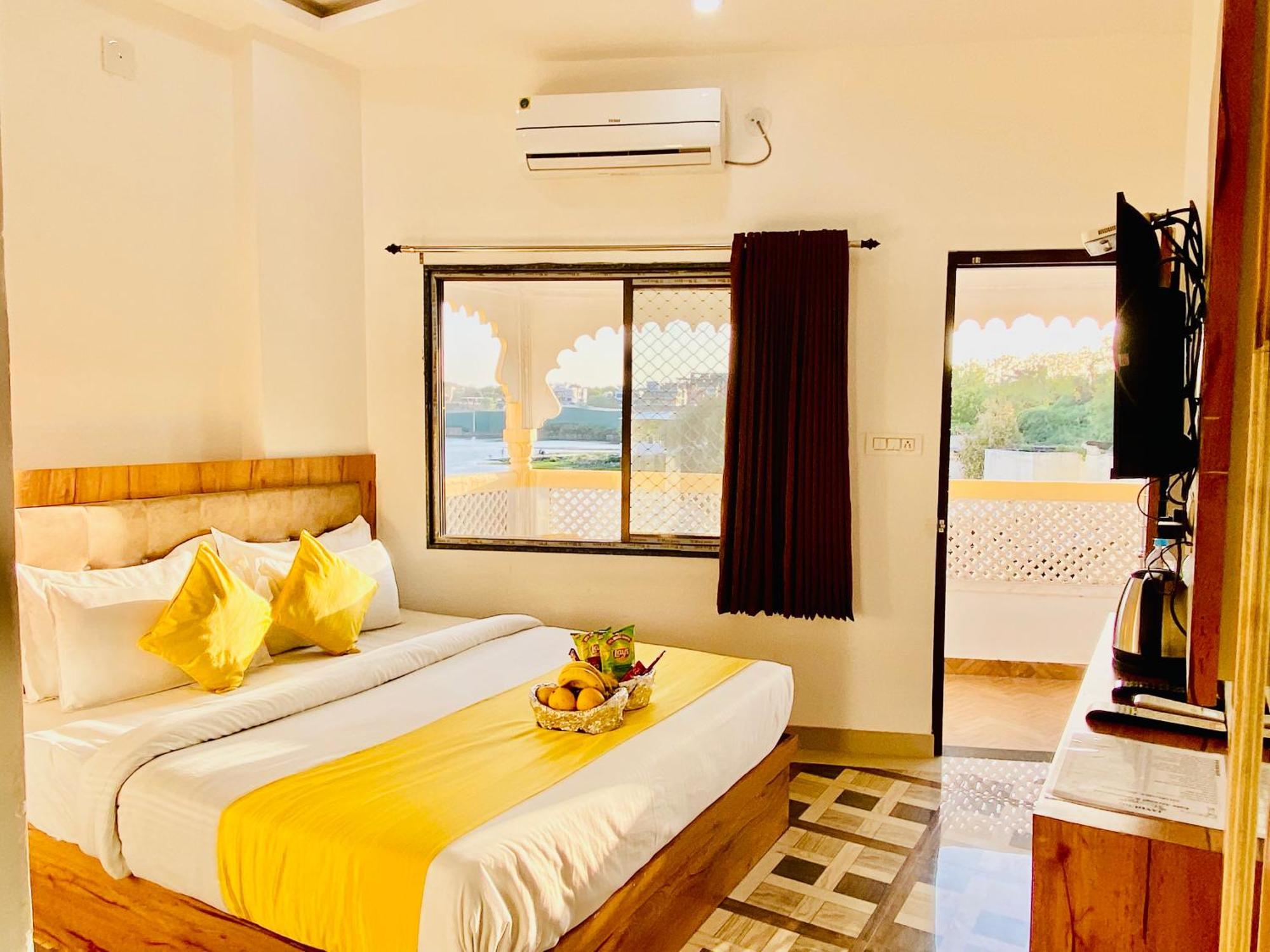 Hotel Vallabh A Lake Facing Balcony Udaipur Exterior foto